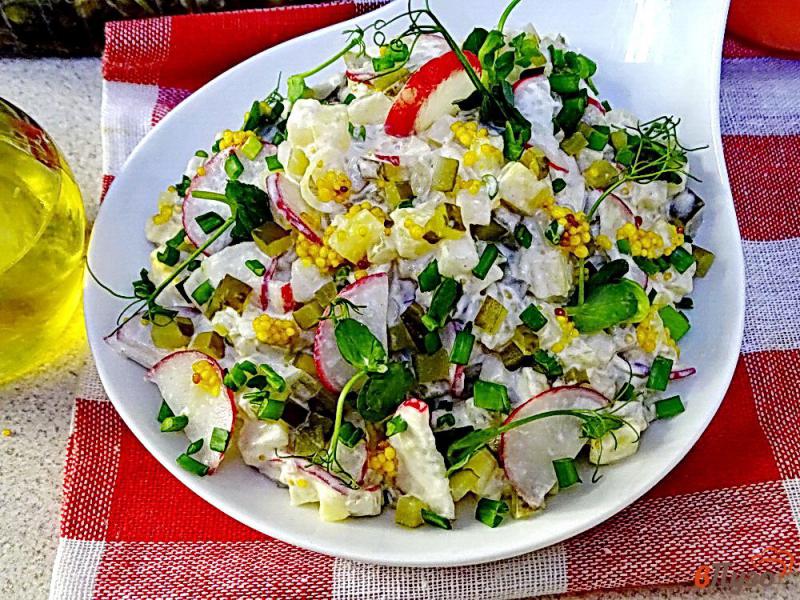Фото приготовление рецепта: Картофельный немецкий салат с редисом и огурцом шаг №6
