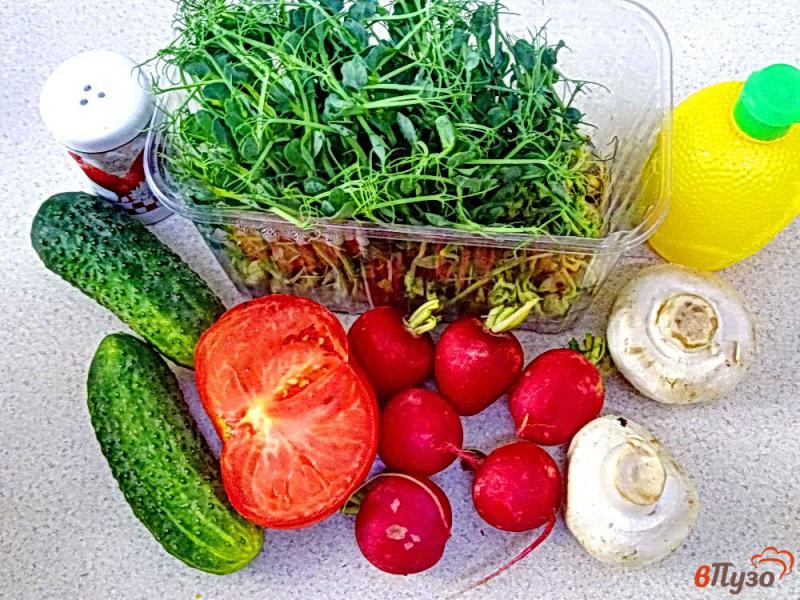 Фото приготовление рецепта: Овощной салат с шампиньонами и проросшим горохом шаг №1