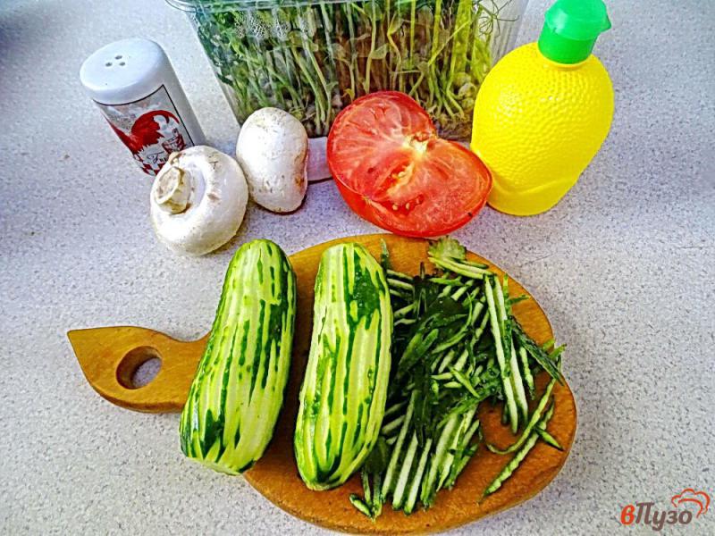 Фото приготовление рецепта: Овощной салат с шампиньонами и проросшим горохом шаг №4