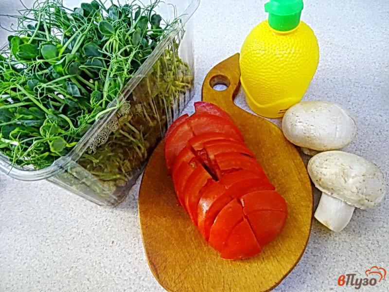 Фото приготовление рецепта: Овощной салат с шампиньонами и проросшим горохом шаг №6