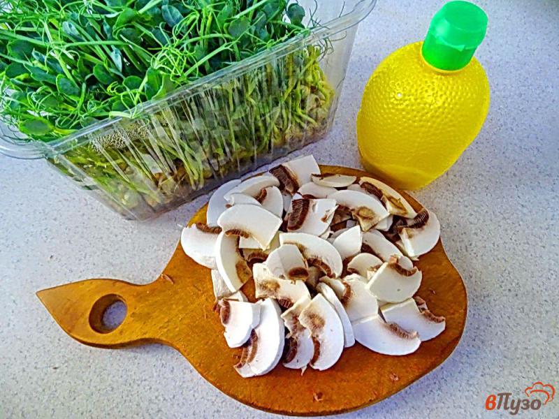 Фото приготовление рецепта: Овощной салат с шампиньонами и проросшим горохом шаг №7