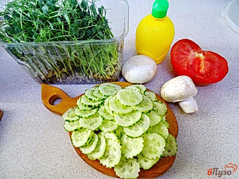 Фото приготовление рецепта: Овощной салат с шампиньонами и проросшим горохом шаг №5