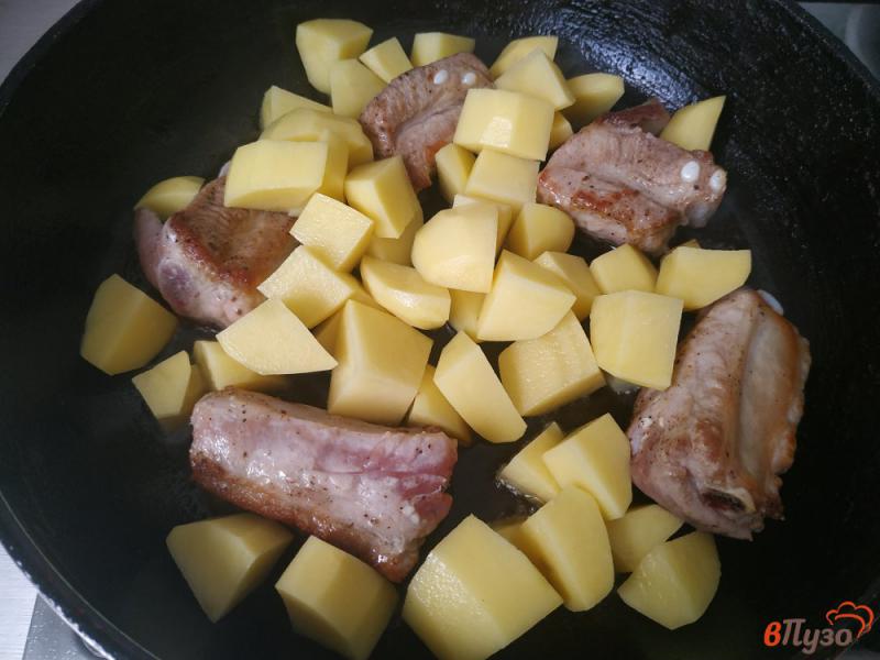 Фото приготовление рецепта: Овощное рагу со свиными рёбрышками шаг №4