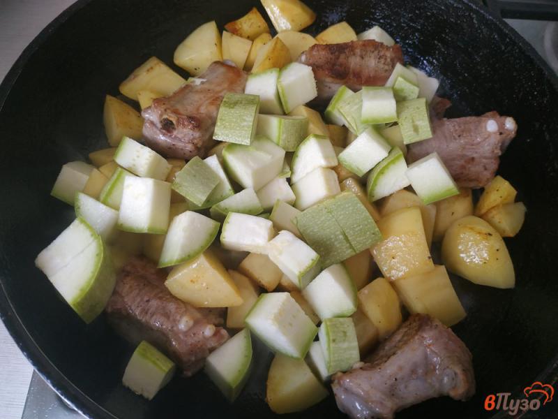 Фото приготовление рецепта: Овощное рагу со свиными рёбрышками шаг №6