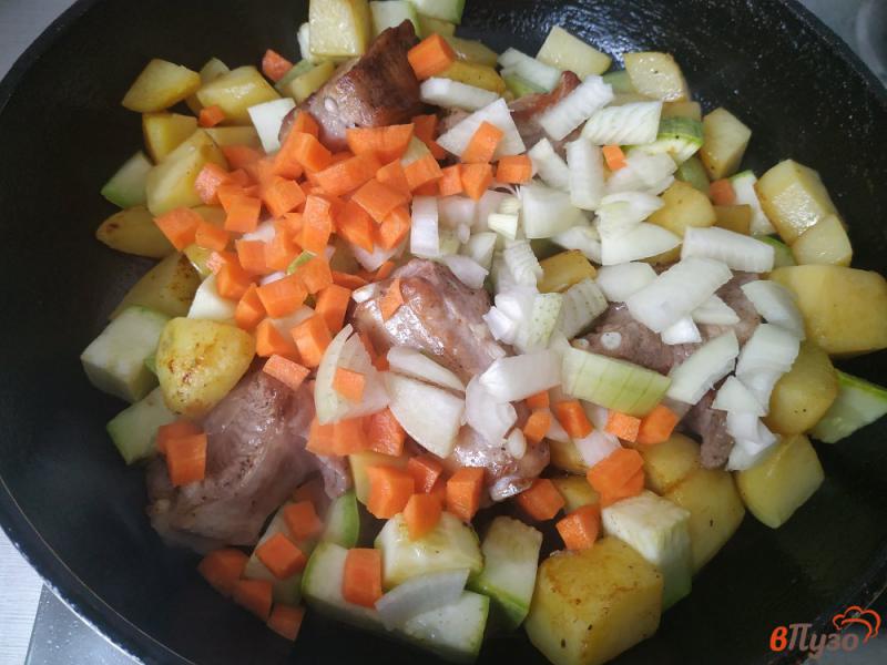 Фото приготовление рецепта: Овощное рагу со свиными рёбрышками шаг №8