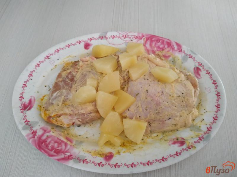 Фото приготовление рецепта: Куриные бедрышки запеченные с ананасами в духовке шаг №3