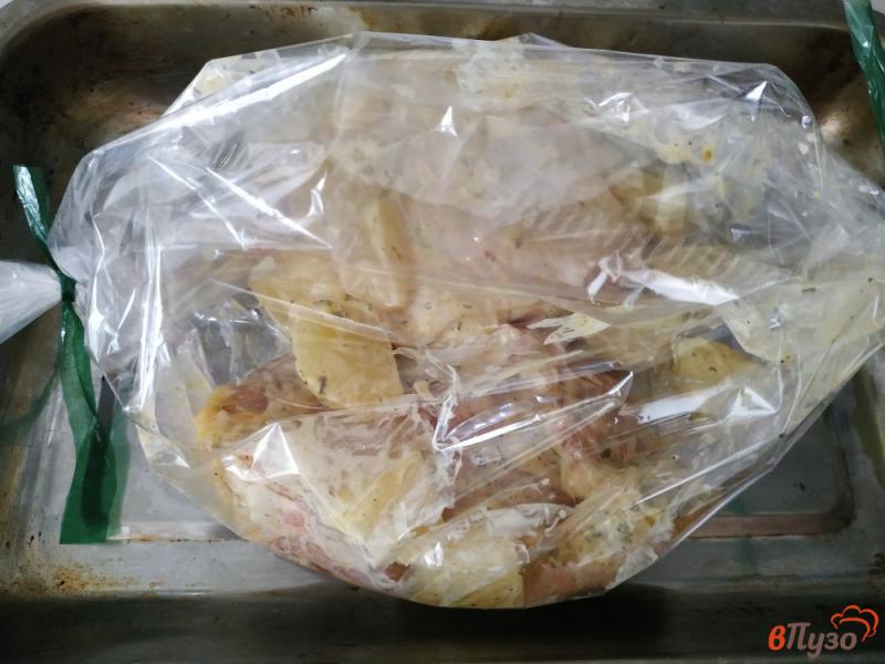 Фото приготовление рецепта: Куриные бедрышки запеченные с ананасами в духовке шаг №4