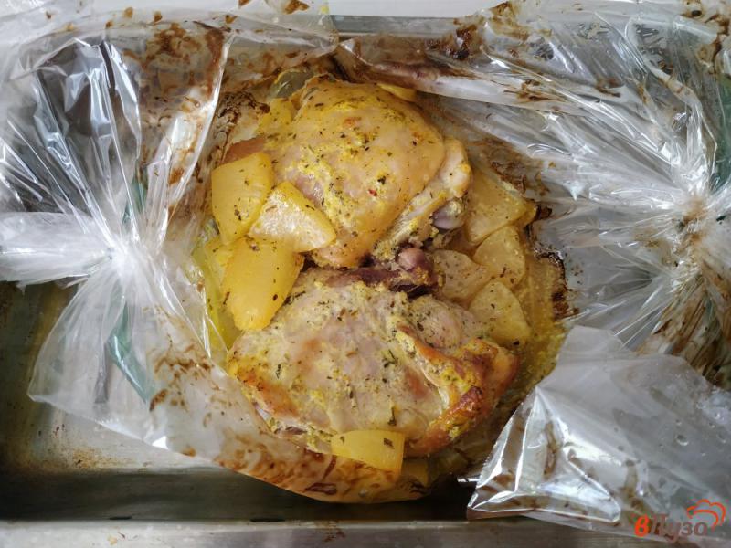 Фото приготовление рецепта: Куриные бедрышки запеченные с ананасами в духовке шаг №5