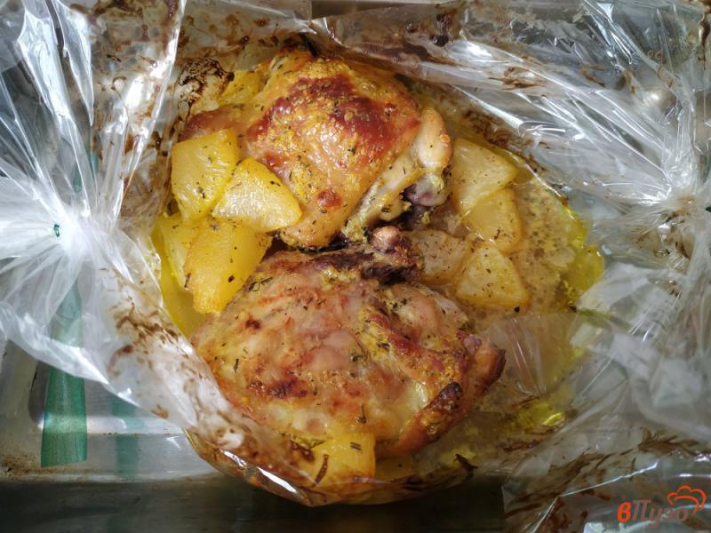 Фото приготовление рецепта: Куриные бедрышки запеченные с ананасами в духовке шаг №6