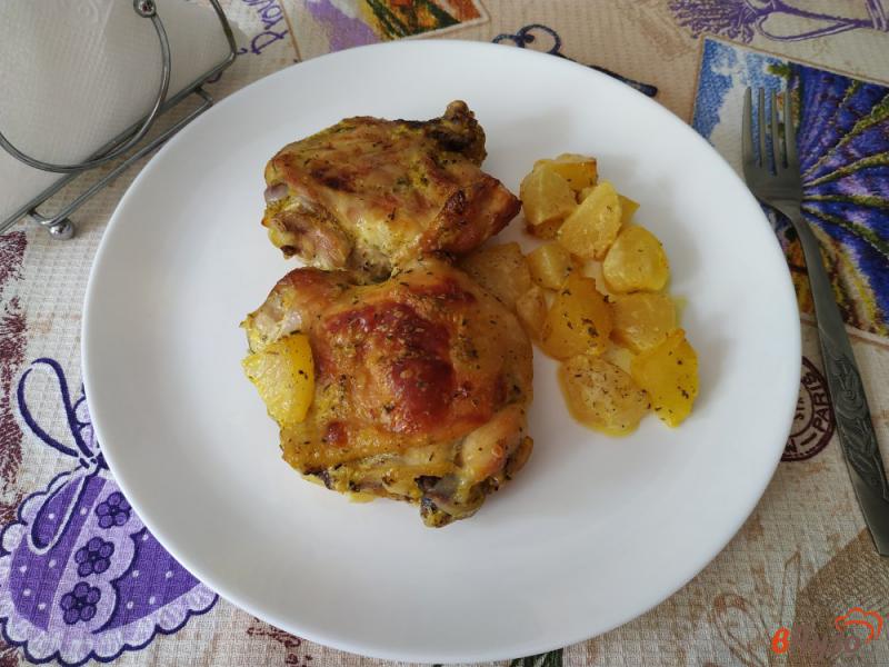 Фото приготовление рецепта: Куриные бедрышки запеченные с ананасами в духовке шаг №7