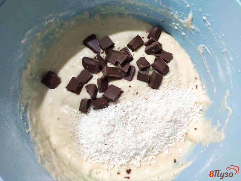 Фото приготовление рецепта: Оладьи с шоколадом и кокосовой стружкой шаг №5