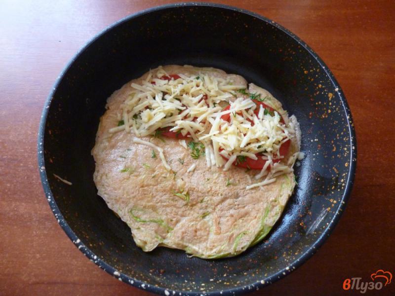 Фото приготовление рецепта: Кабачковые блины с помидором и сыром шаг №8