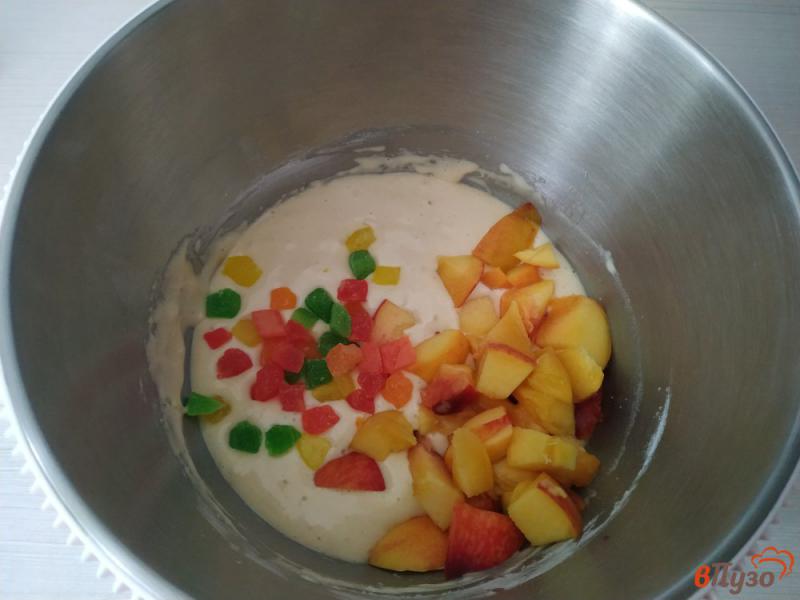 Фото приготовление рецепта: Бисквит с персиками и цукатами шаг №5