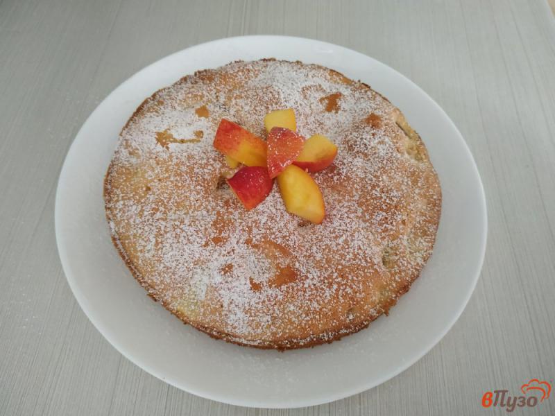 Фото приготовление рецепта: Бисквит с персиками и цукатами шаг №9