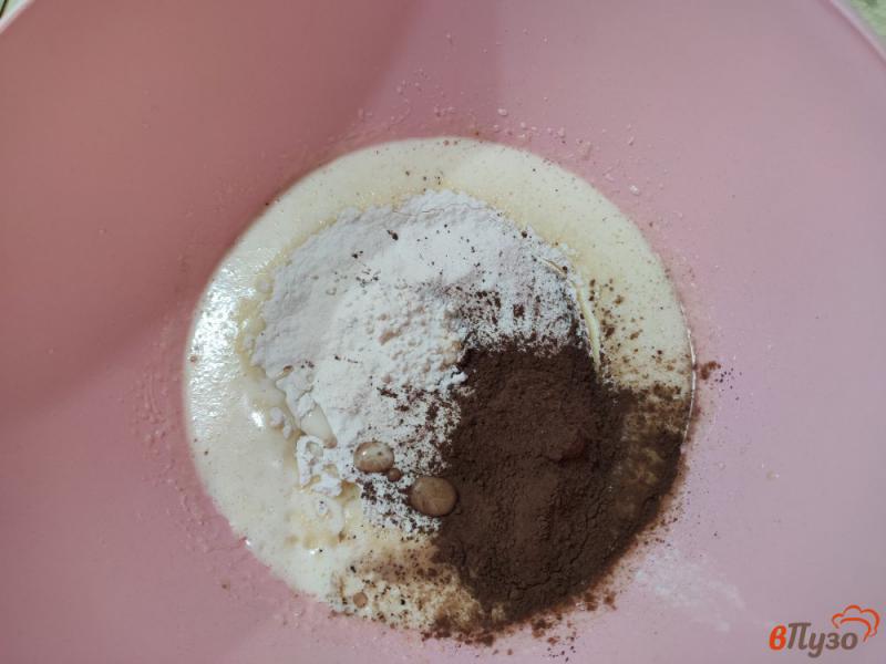 Фото приготовление рецепта: Быстрый шоколадный пирог в микроволновке шаг №2