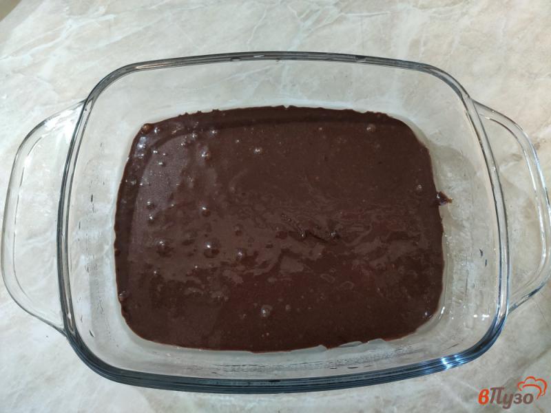 Фото приготовление рецепта: Быстрый шоколадный пирог в микроволновке шаг №4