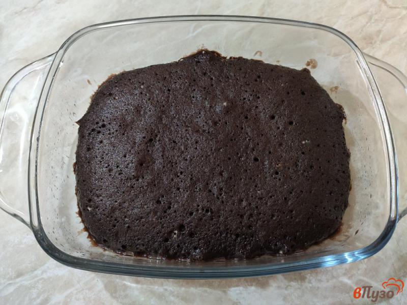 Фото приготовление рецепта: Быстрый шоколадный пирог в микроволновке шаг №5