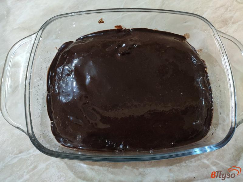 Фото приготовление рецепта: Быстрый шоколадный пирог в микроволновке шаг №8