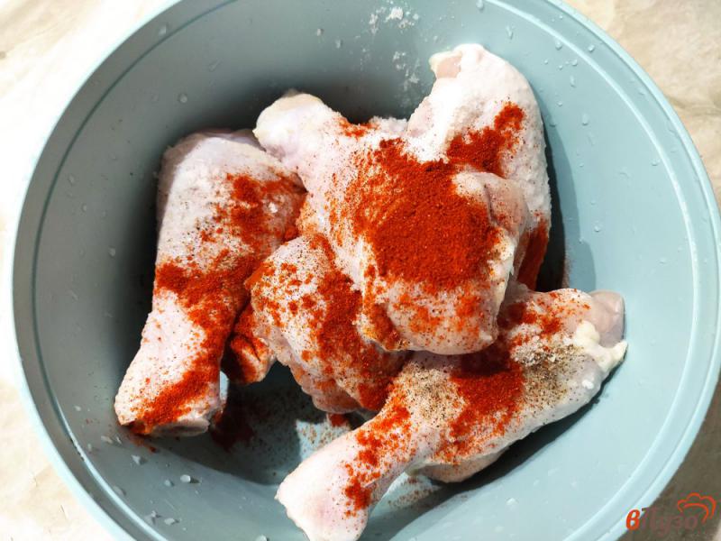 Фото приготовление рецепта: Куриные голени тушёные с морковью и луком шаг №1