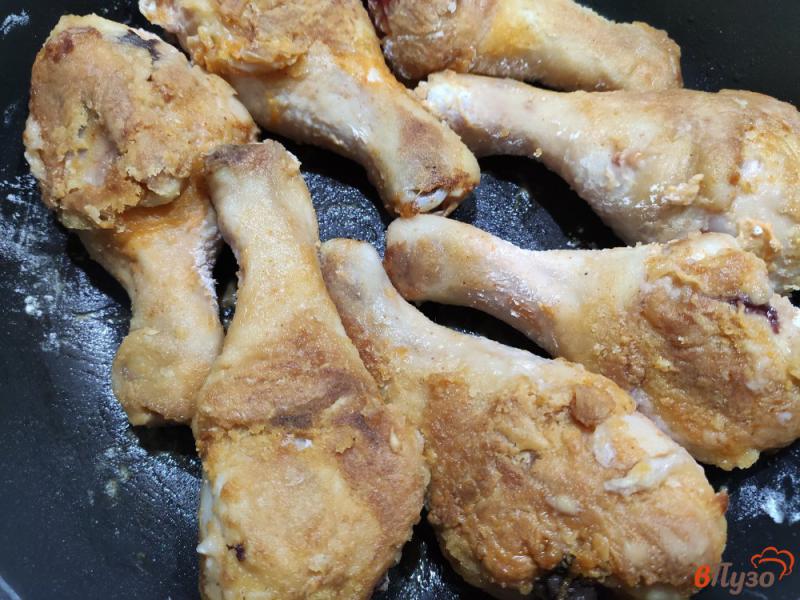 Фото приготовление рецепта: Куриные голени тушёные с морковью и луком шаг №3