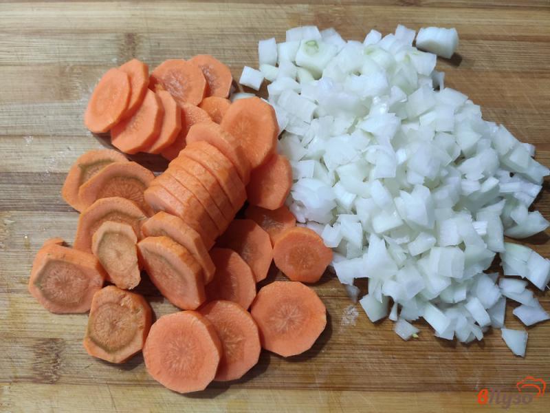 Фото приготовление рецепта: Куриные голени тушёные с морковью и луком шаг №4