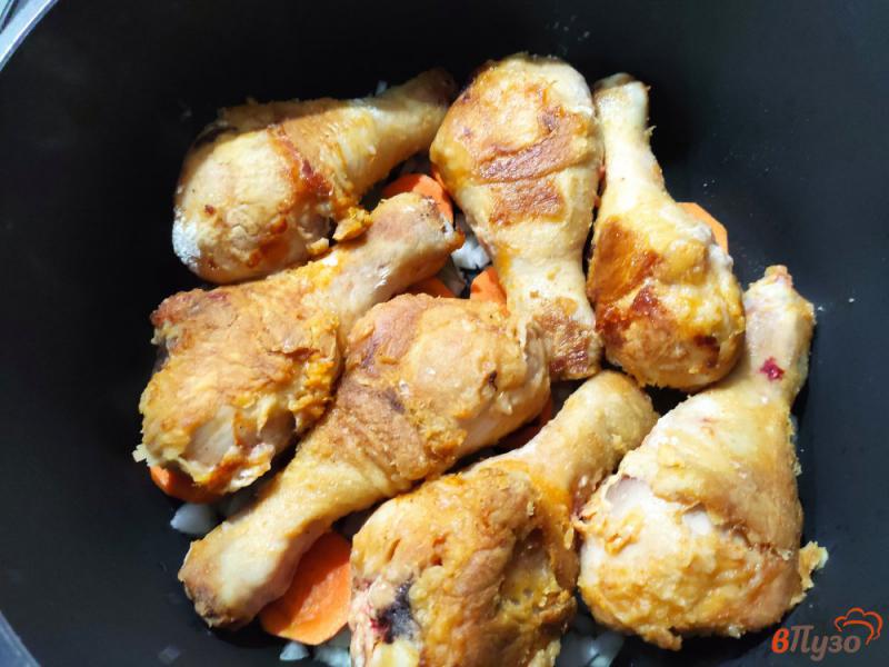 Фото приготовление рецепта: Куриные голени тушёные с морковью и луком шаг №6