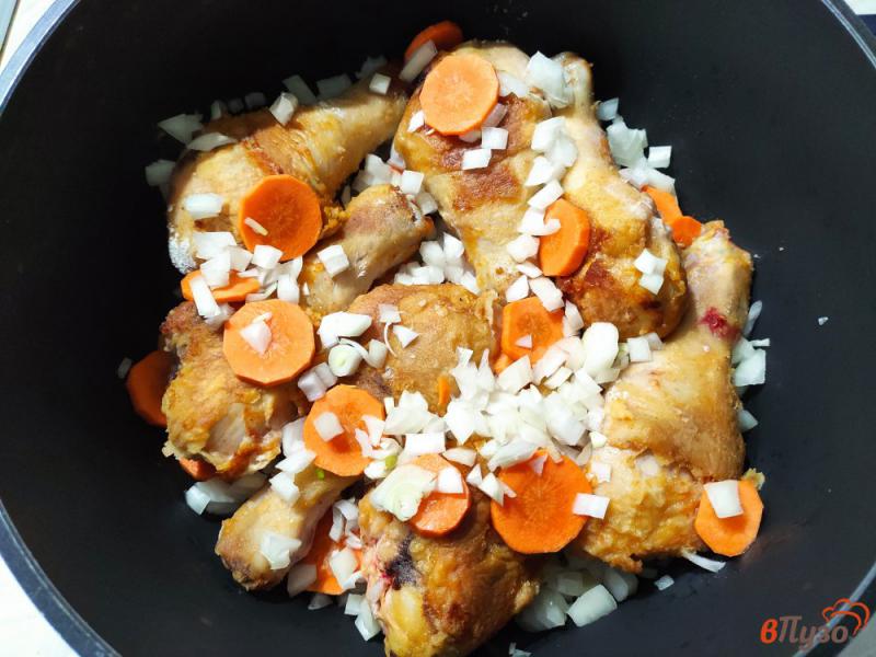 Фото приготовление рецепта: Куриные голени тушёные с морковью и луком шаг №7