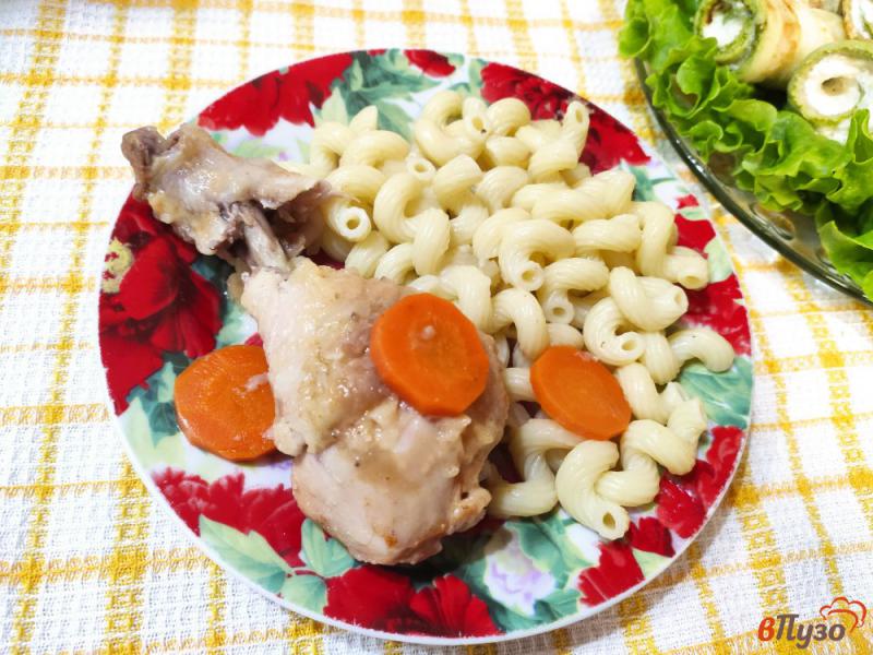 Фото приготовление рецепта: Куриные голени тушёные с морковью и луком шаг №10