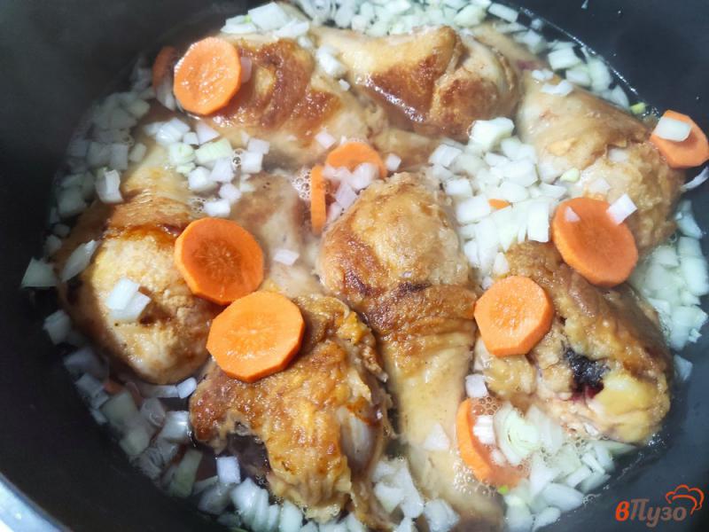 Фото приготовление рецепта: Куриные голени тушёные с морковью и луком шаг №8