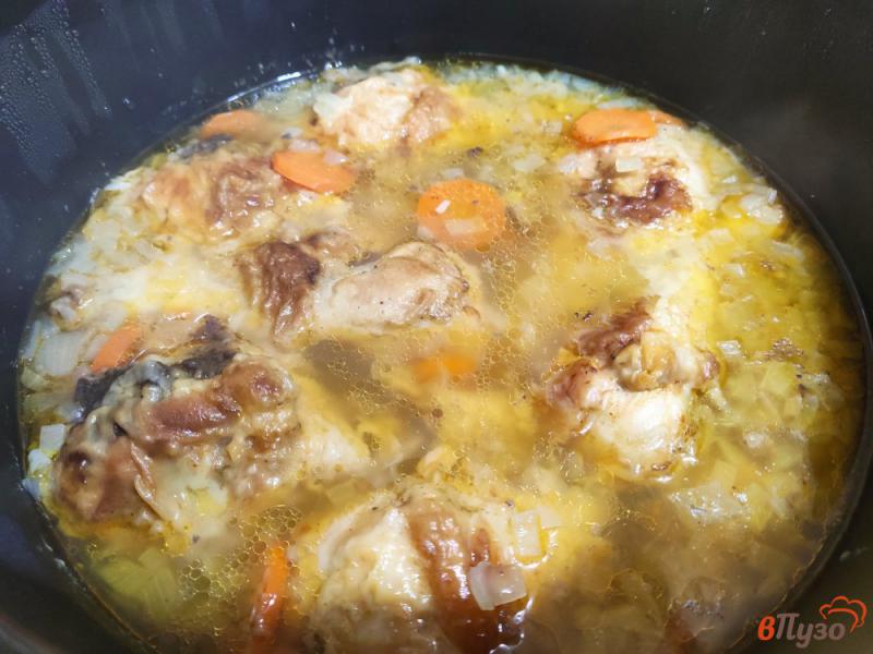 Фото приготовление рецепта: Куриные голени тушёные с морковью и луком шаг №9