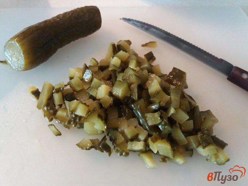 Фото приготовление рецепта: Салат Оливье с колбасой и двумя видами огурцов шаг №4
