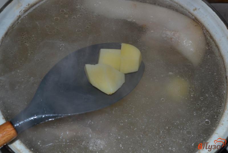 Фото приготовление рецепта: Суп со щавелем и свиными косточками шаг №5