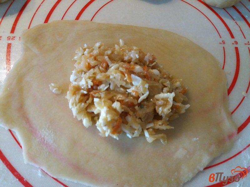 Фото приготовление рецепта: Пирожки  с капустой и яйцом шаг №5