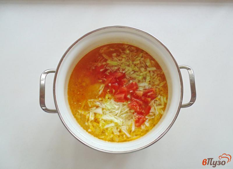 Фото приготовление рецепта: Овощной суп с рисом и помидором шаг №4