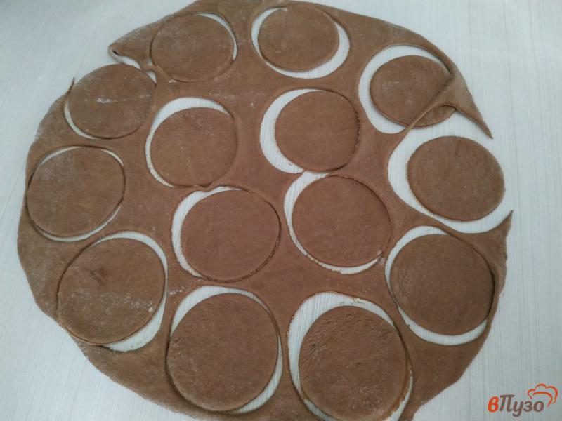 Фото приготовление рецепта: Шоколадные вареники с клубникой шаг №4