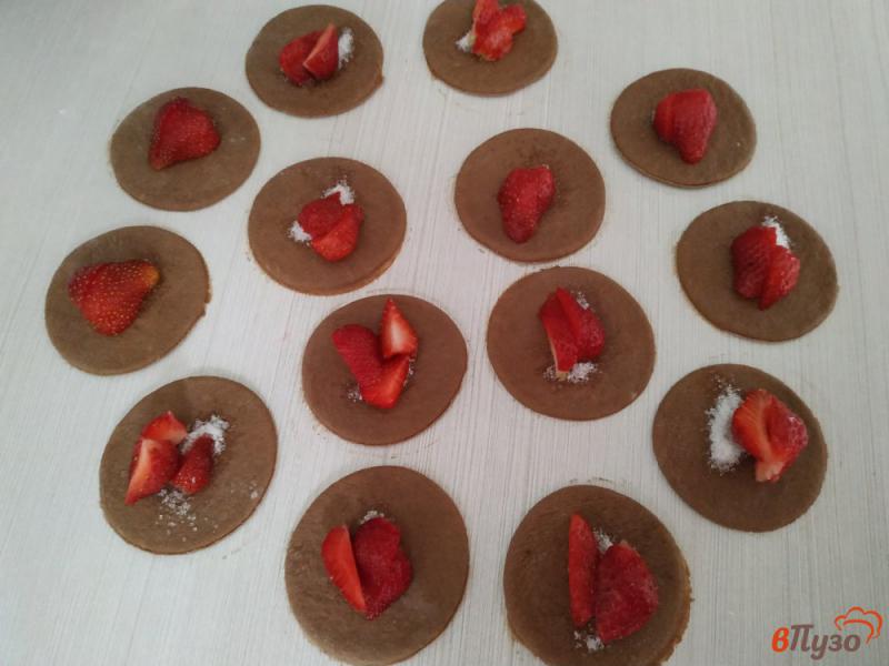 Фото приготовление рецепта: Шоколадные вареники с клубникой шаг №5