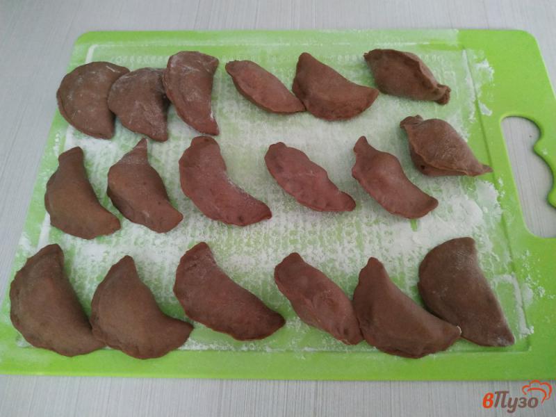 Фото приготовление рецепта: Шоколадные вареники с клубникой шаг №6