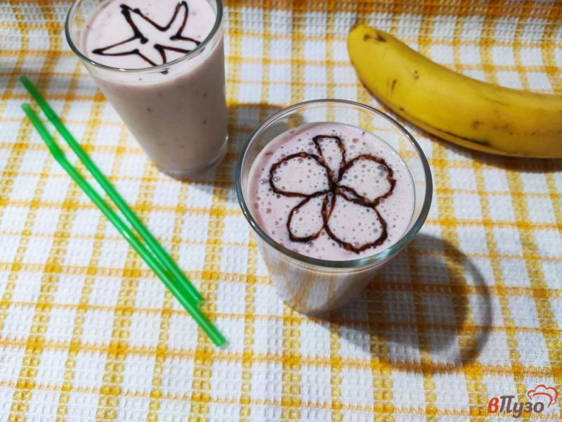 Фото приготовление рецепта: Молочный коктейль с творогом бананом и вишней шаг №5