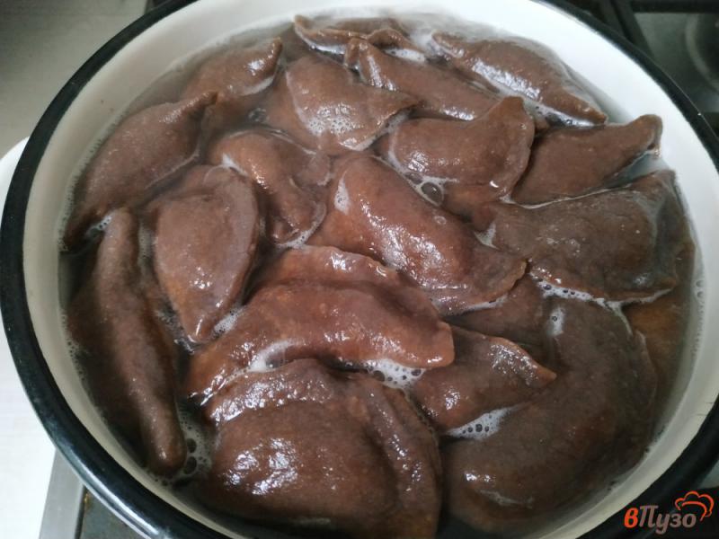 Фото приготовление рецепта: Шоколадные вареники с клубникой шаг №7
