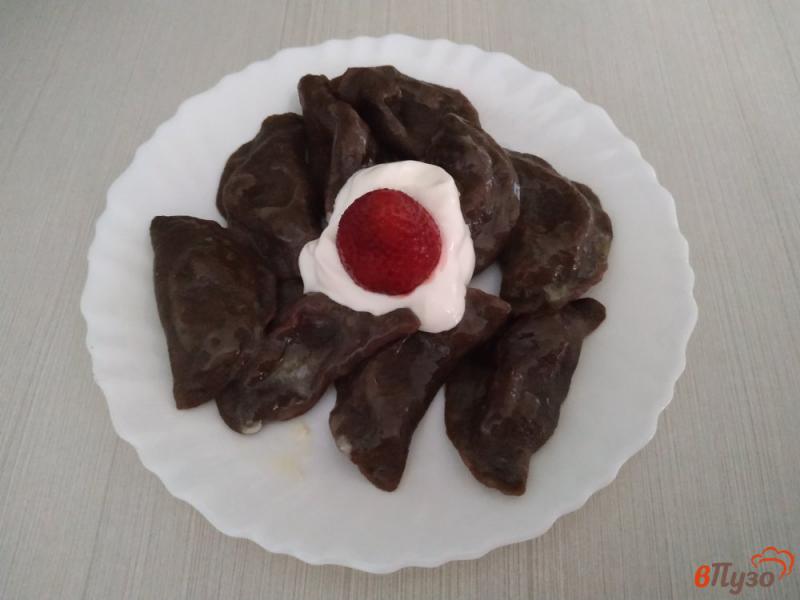 Фото приготовление рецепта: Шоколадные вареники с клубникой шаг №10