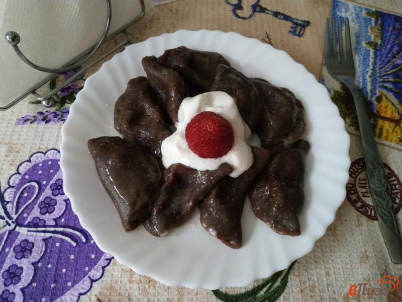 Фото приготовление рецепта: Шоколадные вареники с клубникой шаг №12