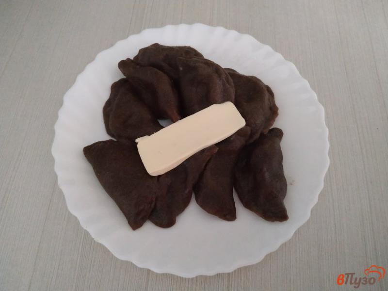 Фото приготовление рецепта: Шоколадные вареники с клубникой шаг №9