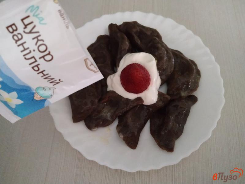 Фото приготовление рецепта: Шоколадные вареники с клубникой шаг №11