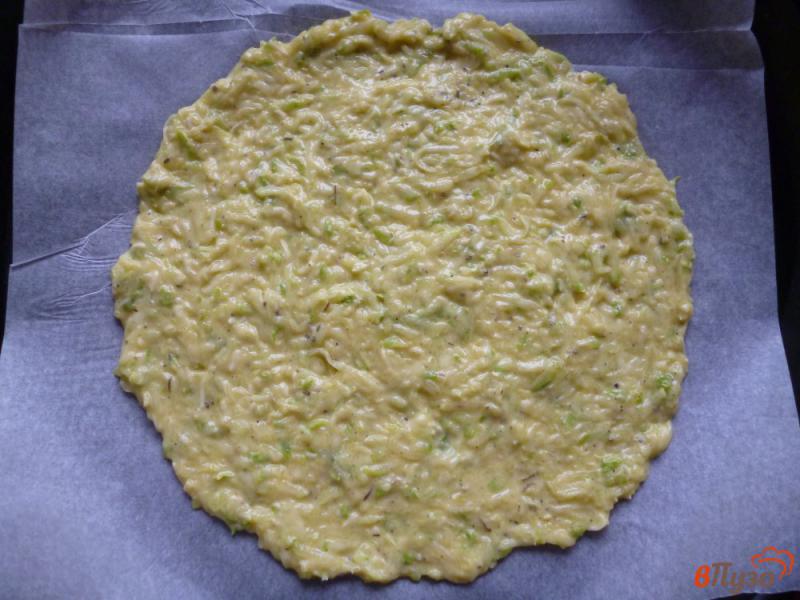 Фото приготовление рецепта: Пицца на кабачковом тесте шаг №4