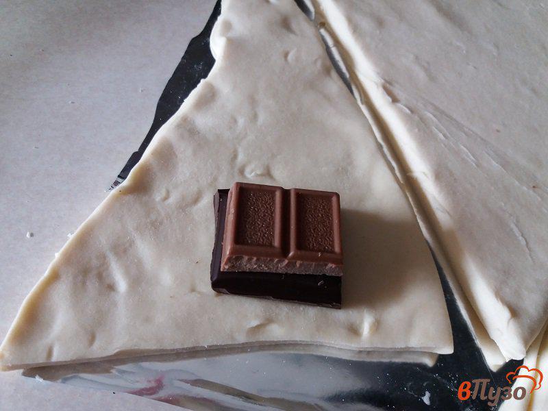 Фото приготовление рецепта: Круассаны с шоколадом и сахаром шаг №3