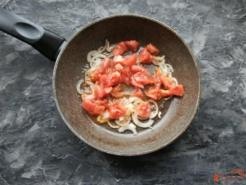 Фото приготовление рецепта: Яичница болтунья с помидорами шаг №2