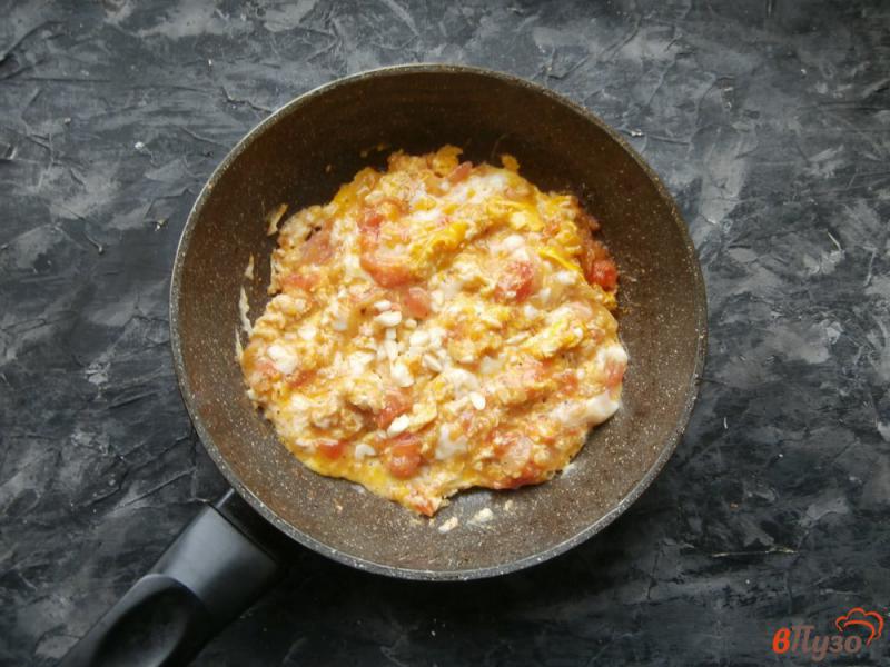 Фото приготовление рецепта: Яичница болтунья с помидорами шаг №4