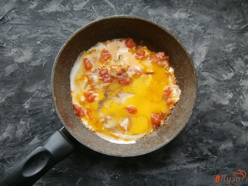 Фото приготовление рецепта: Яичница болтунья с помидорами шаг №3