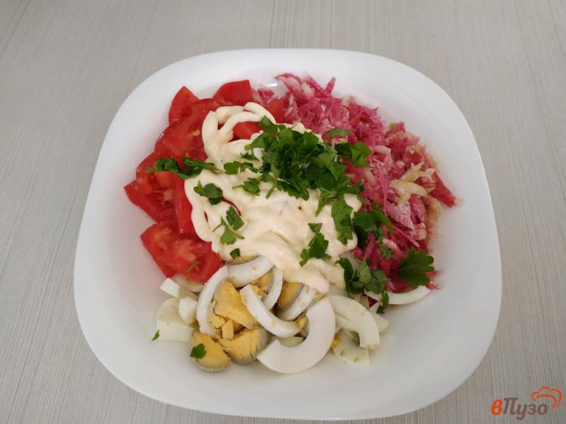 Фото приготовление рецепта: Салат с редькой помидорами и яйцом шаг №4