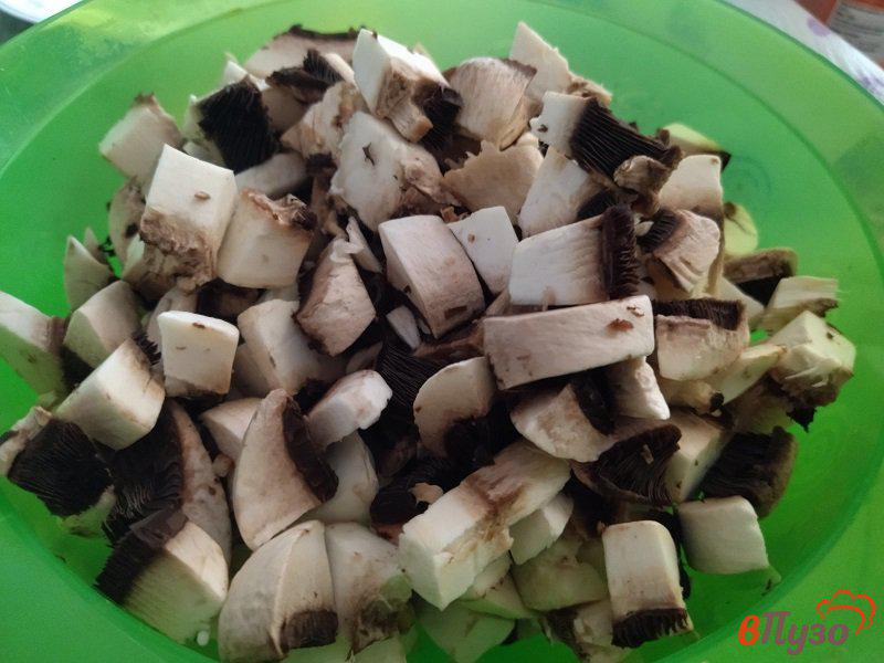 Фото приготовление рецепта: Салат из пекинской капусты с крабовыми палочками и шампиньонами шаг №1